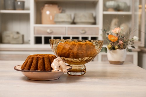 Szklana misa na nodze w kolorze bursztynu